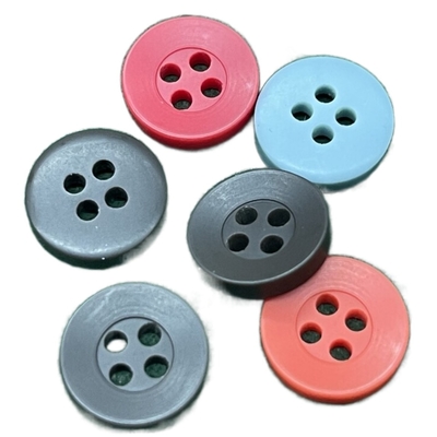 O furo que quatro a resina de plástico simples do giz abotoa 18L personalizou a cor para a camisa