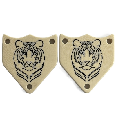 Os botões plásticos da fantasia irregular do furo do Pentágono 3 gravaram Tiger Logo In