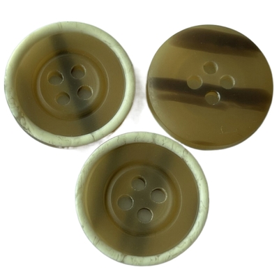 Botões de revestimento plásticos com furo branco da parte traseira 34L 4 de Rim Imitation Horn Desgin On para o revestimento
