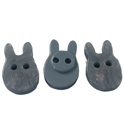 Botões de camisa plásticos da forma do coelho 18mm com furo do efeito 2 do arco-íris para a costura da camisa