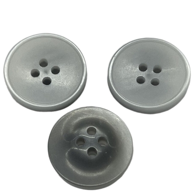 Da fantasia de prata da resina da cor do ODM os botões plásticos 4-Holes em 26L usam-se para a camisa do revestimento