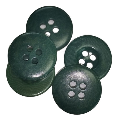 O corozo natural abotoa a cor verde favorável ao meio ambiente e sustentável para a camisa em 24L