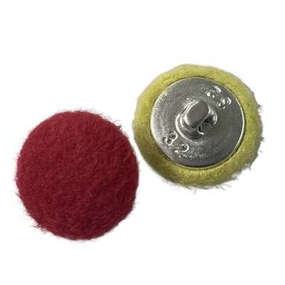 A tela personalizada cobriu botões com o 36L amarelo e vermelho da pata do metal