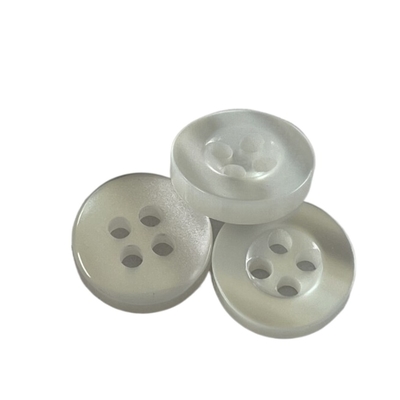 Botões de camisa plásticos da cor branca com uso de Rim Pearl Effect In 18L na camisa
