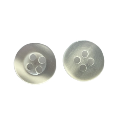 Botões de camisa plásticos da cor branca com uso de Rim Pearl Effect In 18L na camisa