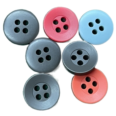 O furo que quatro a resina de plástico simples do giz abotoa 18L personalizou a cor para a camisa