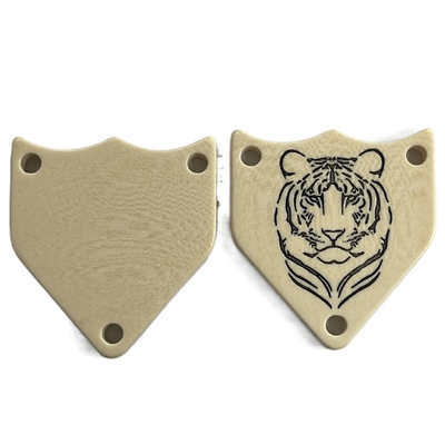 Os botões plásticos da fantasia irregular do furo do Pentágono 3 gravaram Tiger Logo In