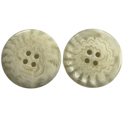 Fora do chifre branco da cor os botões de revestimento plásticos com uso do furo da borda 55L 4 no revestimento das mulheres Outwear