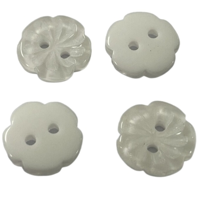 Os botões plásticos da flor do efeito da pérola com giz desembaraçam da cor branca em 16L para a costura