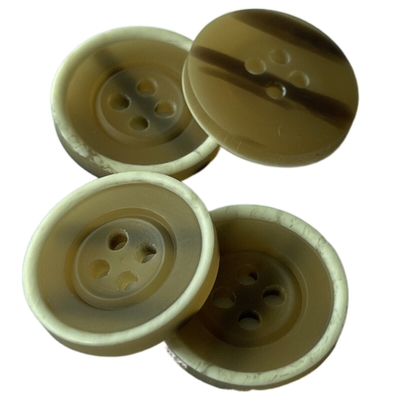 Botões de revestimento plásticos com furo branco da parte traseira 34L 4 de Rim Imitation Horn Desgin On para o revestimento