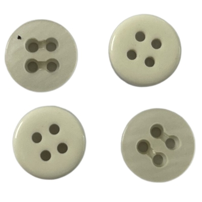 Quatro camadas 4 botões plásticos do furo com o entalhe dois na cara e no 20L aplicam-se para a costura
