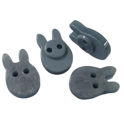 Botões de camisa plásticos da forma do coelho 18mm com furo do efeito 2 do arco-íris para a costura da camisa