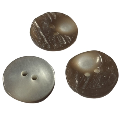 Botões de camisa brilhantes completos do ESPANADOR com furo dois no projeto irregular da cara de 18mm