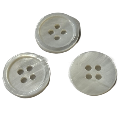 O material natural dos furos de Pearl White 4 abotoa 24L para trabalhos manuais costurando de confecção de malhas