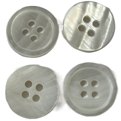 O material natural dos furos de Pearl White 4 abotoa 24L para trabalhos manuais costurando de confecção de malhas