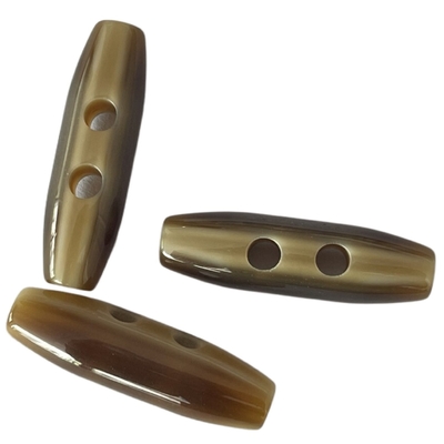 2 furos protegeram o uso oval dos botões de chifre do revestimento do pino de madeira da forma no revestimento da camiseta do revestimento