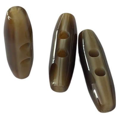 2 furos protegeram o uso oval dos botões de chifre do revestimento do pino de madeira da forma no revestimento da camiseta do revestimento