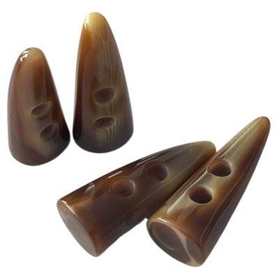 O pino de madeira do chifre de 2 furos abotoa-se para o revestimento com forma do dente do chifre completamente brilhante