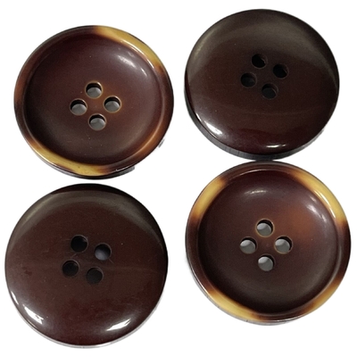 Os botões de revestimento da fantasia com borda queimada 22mm usam-se na camiseta do revestimento do revestimento